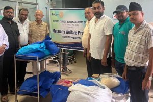 रोटरी क्लब विराटनगर मिडटाउनद्वारा काेशी अस्पतालकाे प्रसुती वार्डमा फलफूल वितरण