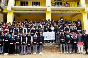 ओखलढुङ्गा र सोलुखुम्बुका विद्यार्थीलाई शैक्षिक सामग्री वितरण