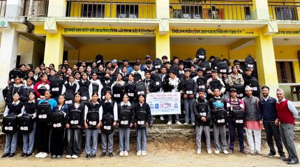 ओखलढुङ्गा र सोलुखुम्बुका विद्यार्थीलाई शैक्षिक सामग्री वितरण