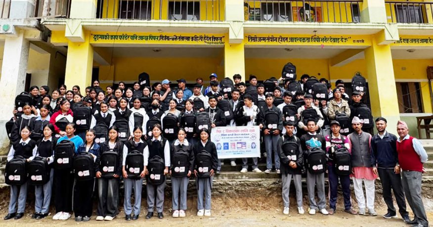 ओखलढुङ्गा र सोलुखुम्बुका विद्यार्थीलाई शैक्षिक सामग्री वितरण