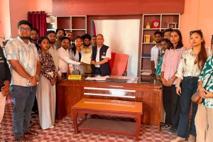 ट्राफिक जरिवाना व्यावहारिक बनाउन माग गर्दै मोरङका युवाहरूले बुझाए सरकारलाई ज्ञापनपत्र