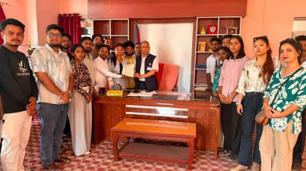 ट्राफिक जरिवाना व्यावहारिक बनाउन माग गर्दै मोरङका युवाहरूले बुझाए सरकारलाई ज्ञापनपत्र