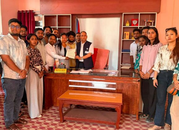 ट्राफिक जरिवाना व्यावहारिक बनाउन माग गर्दै मोरङका युवाहरूले बुझाए सरकारलाई ज्ञापनपत्र
