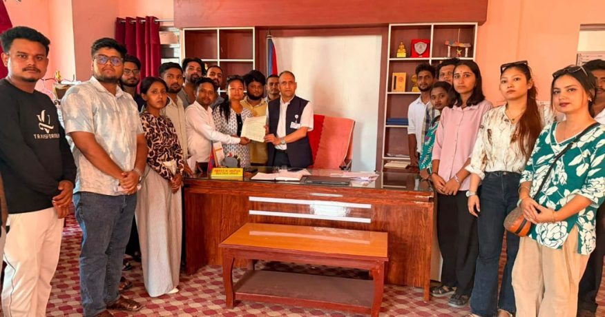 ट्राफिक जरिवाना व्यावहारिक बनाउन माग गर्दै मोरङका युवाहरूले बुझाए सरकारलाई ज्ञापनपत्र