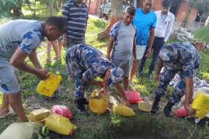 विराटनगरबाट भारततर्फ लैजाँदै गरेको घरेलु मदिरा बरामद गरी नष्ट