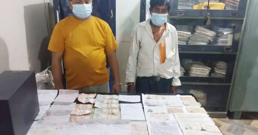 विराटनगरमा फोटो स्टुडियोबाट नक्कली नागरिकता बनाउने गिरोहका दुई जना पक्राउ