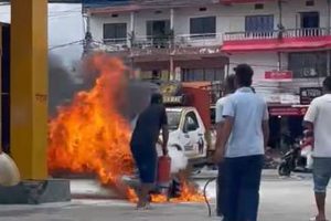 बेलबारीमा पेट्रोल पम्पमा तेल हालेर स्टार्ट गर्ने क्रममा मोटरसाइकलमा आगलागी