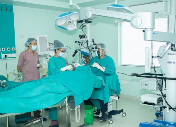 विराटनगरको आर्या न्युरो हस्पिटलले सुरु गर्यो दुर्बिनबाट मेरुदण्डको शल्यक्रिया