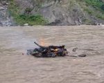 धनकुटाको मुलघाटमा जलाउँदै गरेको चिता बाढीले बगायो