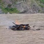 धनकुटाको मुलघाटमा जलाउँदै गरेको चिता बाढीले बगायो