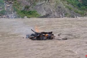 धनकुटाको मुलघाटमा जल्दै गरेको चिता बाढीले बगायो