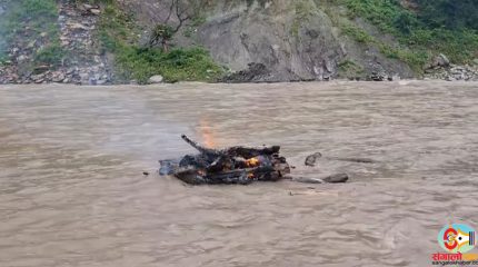धनकुटाको मुलघाटमा जलाउँदै गरेको चिता बाढीले बगायो