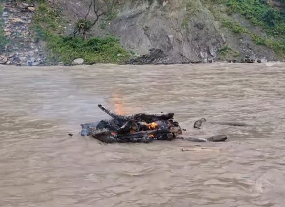 धनकुटाको मुलघाटमा जलाउँदै गरेको चिता बाढीले बगायो