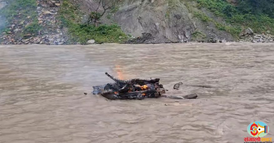 धनकुटाको मुलघाटमा जलाउँदै गरेको चिता बाढीले बगायो