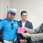 हेलमेट नलगाई मोटरसाइकल चलाएको कसुरमा मुख्यमन्त्रीलाई जरिवाना