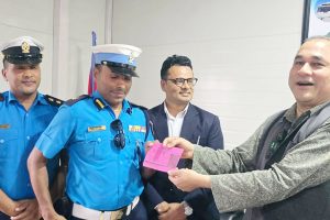 हेलमेट नलगाई मोटरसाइकल चलाएको कसुरमा मुख्यमन्त्रीलाई जरिवाना
