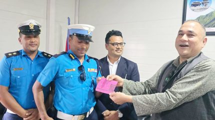 हेलमेट नलगाई मोटरसाइकल चलाएको कसुरमा मुख्यमन्त्रीलाई जरिवाना