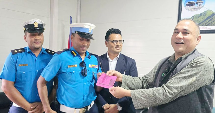 हेलमेट नलगाई मोटरसाइकल चलाएको कसुरमा मुख्यमन्त्रीलाई जरिवाना