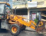 कोशी अस्पतालको जग्गा अतिक्रमण गरेर बनाइएका संरचनामा चलाइयो डोजर