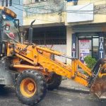 कोशी अस्पतालको जग्गा अतिक्रमण गरेर बनाइएका संरचनामा चलाइयो डोजर