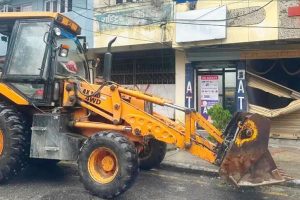कोशी अस्पतालको जग्गा अतिक्रमण गरेर बनाइएका संरचनामा चलाइयो डोजर