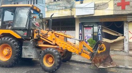 कोशी अस्पतालको जग्गा अतिक्रमण गरेर बनाइएका संरचनामा चलाइयो डोजर