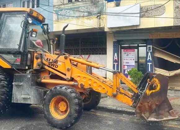 कोशी अस्पतालको जग्गा अतिक्रमण गरेर बनाइएका संरचनामा चलाइयो डोजर