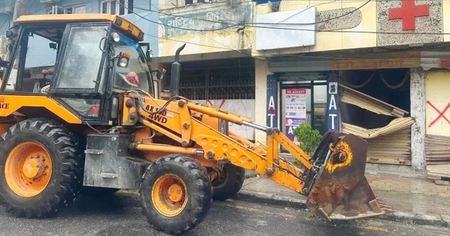 कोशी अस्पतालको जग्गा अतिक्रमण गरेर बनाइएका संरचनामा चलाइयो डोजर