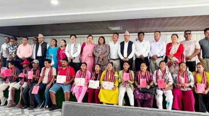 बुद्धशान्तिपछि झापाको अर्जुनधाराका १८ घरपरिवारलाई लालपुर्जा वितरण