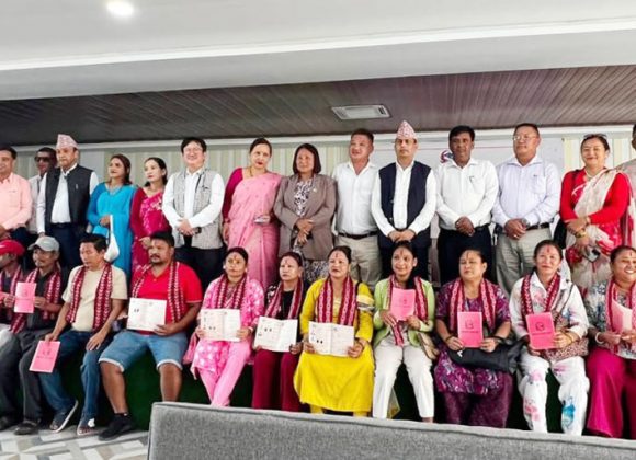 बुद्धशान्तिपछि झापाको अर्जुनधाराका १८ घरपरिवारलाई लालपुर्जा वितरण