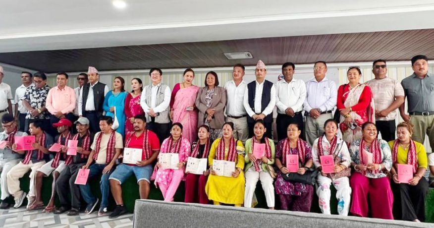 बुद्धशान्तिपछि झापाको अर्जुनधाराका १८ घरपरिवारलाई लालपुर्जा वितरण