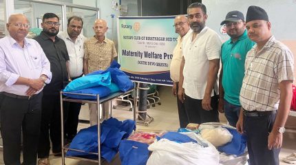 रोटरी क्लब विराटनगर मिडटाउनद्वारा सुत्केरीलाई फलफूलसहित विभिन्न सामग्री वितरण