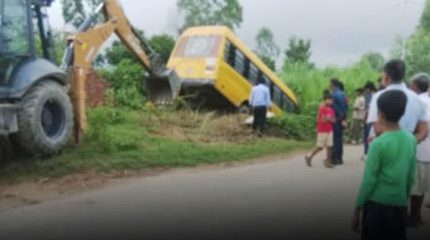 स्कुल बस दुर्घटना हुँदा चालक सहित ६ जना घाइते