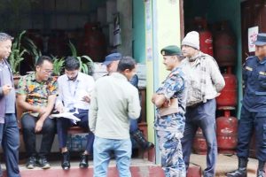 तेह्रथुमको म्याङलुङका ग्यास डिलरमा प्रशासनको अनुगमन