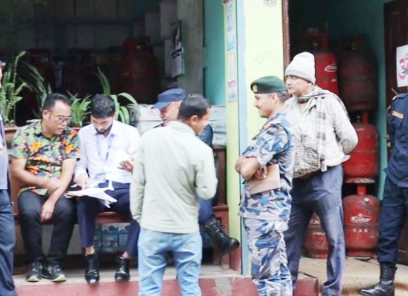 तेह्रथुमको म्याङलुङका ग्यास डिलरमा प्रशासनको अनुगमन