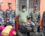 विराटनगरका सुरेश यादवको घरबाट तीन लाख बढीको रजनीगन्धा र कपडा बरामद
