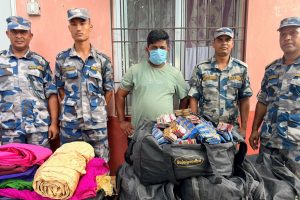 विराटनगरका सुरेश यादवको घरबाट तीन लाख बढीको रजनीगन्धा र कपडा बरामद