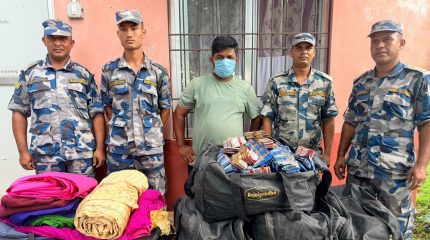 विराटनगरका सुरेश यादवको घरबाट तीन लाख बढीको रजनीगन्धा र कपडा बरामद