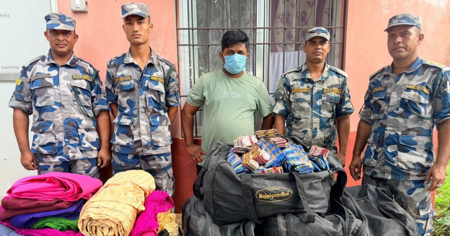 विराटनगरका सुरेश यादवको घरबाट तीन लाख बढीको रजनीगन्धा र कपडा बरामद