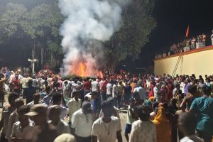 देवानगन्ज घटनामा गाेली लागेर ज्यान गुमाएका दुई युवाकाे घटनास्थलमै गरियाे दाहसंकार