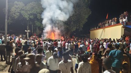 देवानगन्ज घटनामा गाेली लागेर ज्यान गुमाएका दुई युवाकाे घटनास्थलमै गरियाे दाहसंकार