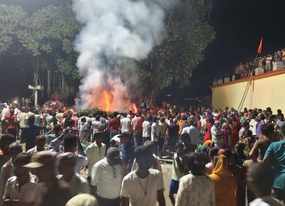देवानगन्ज घटनामा गाेली लागेर ज्यान गुमाएका दुई युवाकाे घटनास्थलमै गरियाे दाहसंकार