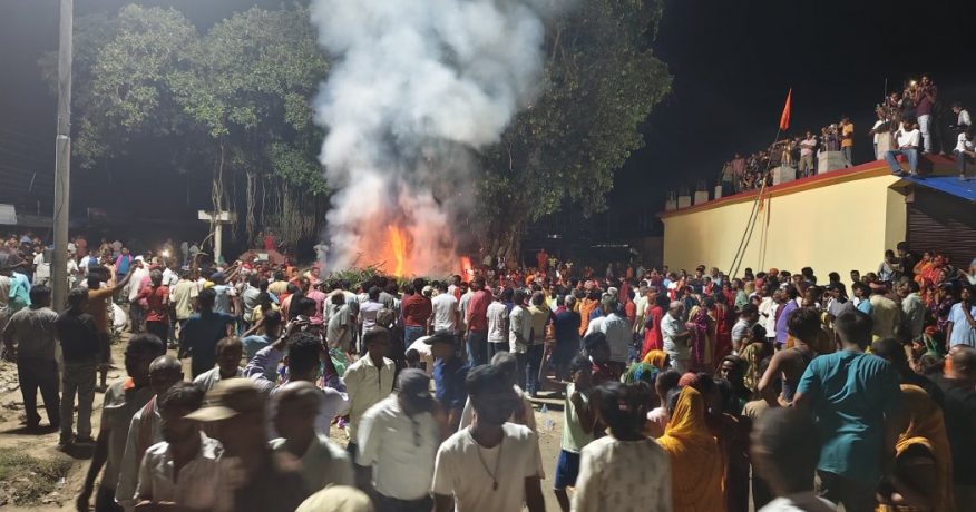 देवानगन्ज घटनामा गाेली लागेर ज्यान गुमाएका दुई युवाकाे घटनास्थलमै गरियाे दाहसंकार