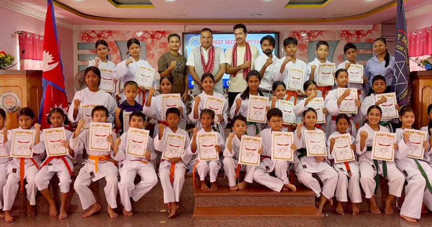 विराटनगरको एभरेष्ट स्कुलका कराते खेलाडीलाई बेल्ट र प्रमाणपत्र वितरण
