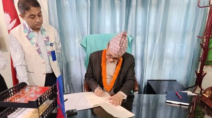 कोशीका स्वास्थ्य मन्त्री पराजुलीद्वारा पदभार ग्रहण, जिल्ला अस्पताललाई ५० शैयामा विस्तार गर्ने निर्णय