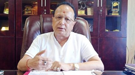 विराटनगरका उद्योगी राजेन्द्र राउतद्वारा भोटेकोशी बाढीपीडितका लागि ११ लाख सहयोग