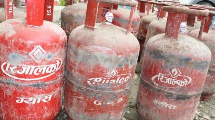 रिजालको भान्सा ग्यास : कम तौल र म्याद गुज्रेका सिलिन्डर भेटिएपछि २ लाख ९५ हजार जरिवाना