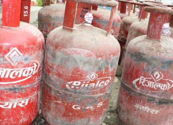रिजालको भान्सा ग्यास : कम तौल र म्याद गुज्रेका सिलिन्डर भेटिएपछि २ लाख ९५ हजार जरिवाना