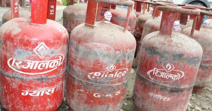 रिजालको भान्सा ग्यास : कम तौल र म्याद गुज्रेका सिलिन्डर भेटिएपछि २ लाख ९५ हजार जरिवाना