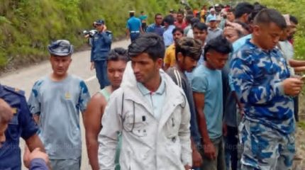 सुनकोसी अपडेट : कारमा तीन जना थिए, खोजीका लागि गोताखोर परिचालन